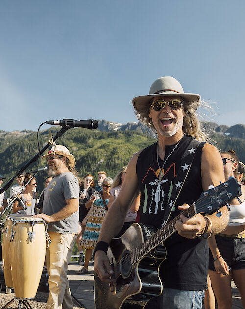 The Hairfarmers performing